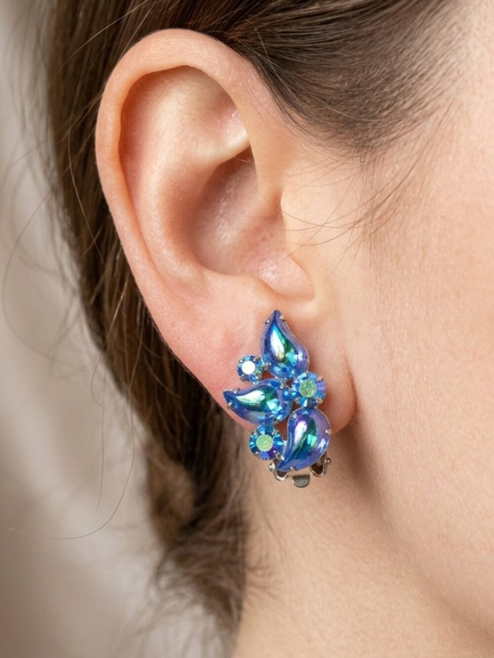 💦Vintage 1964 Sarah Coventry Blue Lagoon Clip-on Smooth Iridescent Earrings💦
